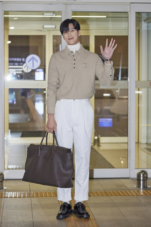 【フォト】「ジスの恋人」アン・ボヒョン、クラシカル＆洗練された装いで空港に登場