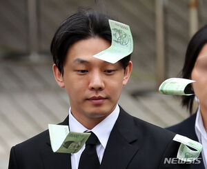 「刑務所で使え」…薬物疑惑ユ・アイン、裁判所前で紙幣を投げ付けられる