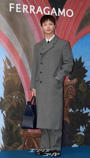 【フォト】ユク・ソンジェ、クラシカルなFerragamoのスーツで披露する素敵な姿