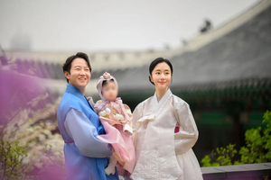 イ・ジョンヒョン、医師の夫&1歳娘と韓服姿で仲睦まじい家族写真公開