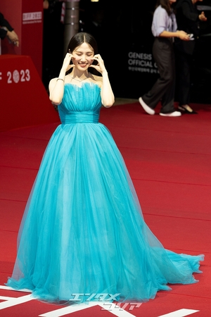 【フォト】単独司会パク・ウンビン、ブルーのドレスが鮮やか＝釜山映画祭