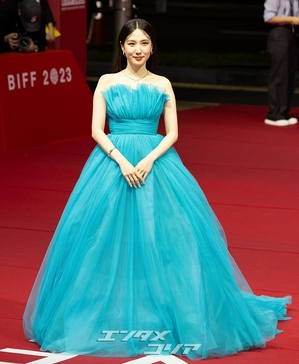 【フォト】単独司会パク・ウンビン、ブルーのドレスが鮮やか＝釜山映画祭