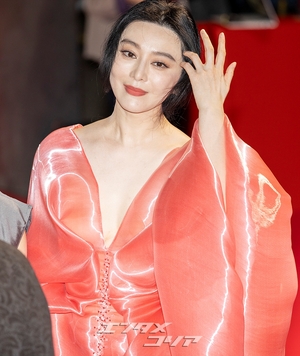 【フォト】大胆ドレスのファン・ビンビン＆イ・ジュヨン＝釜山映画祭