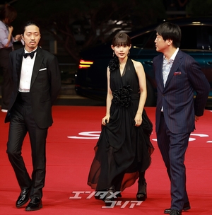 【フォト】杉咲花、美しいブラックドレスを着て笑顔＝釜山映画祭