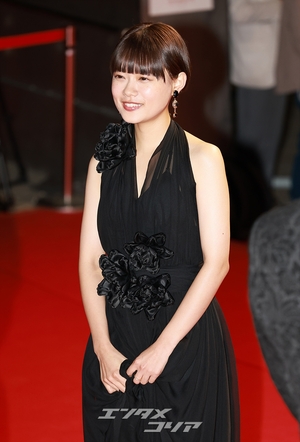 【フォト】杉咲花、美しいブラックドレスを着て笑顔＝釜山映画祭