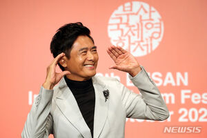 【フォト】チョウ・ユンファ、釜山国際映画祭で「今年のアジア映画人賞」受賞