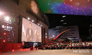 【フォト】「アジア・コンテンツ・アワード＆グローバルOTTアワード」のレッドカーペットに出席したスターたち