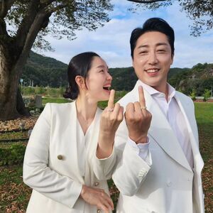 【フォト】ソン・ホンス、ロマンチックなプロポーズ写真公開