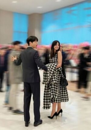 【フォト】ソン・ジュンギ、妹の結婚式に妻と出席…見つめ合いアツアツぶり披露