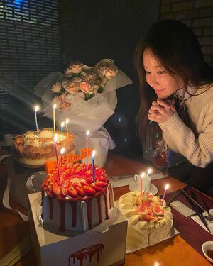 キム・アジュン、41歳の誕生日…ケーキの前で両手を合わせて「スイートな日でした」