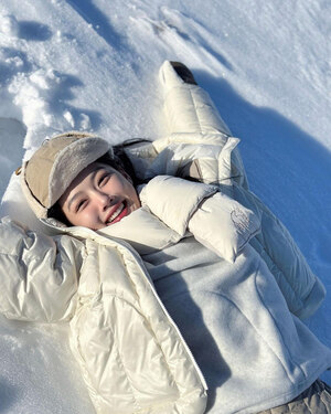 キム・ユジョン 雪の上に寝そべりキュートな笑顔+清楚なビジュアル