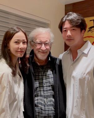 クォン・サンウ&ソン・テヨン夫妻、スピルバーグ監督と対面! 「親切な心にひかれる」