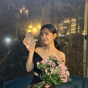 パク・ボヨン、オフショルダーのドレスが魅惑的…ロンドン東アジア映画祭で受賞
