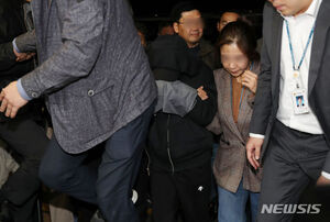 【フォト】顔を覆って連行される元フェンシング女子韓国代表の再婚相手