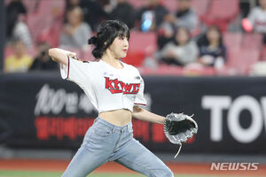 【フォト】ユジュが始球式＝韓国プロ野球プレーオフ第2戦