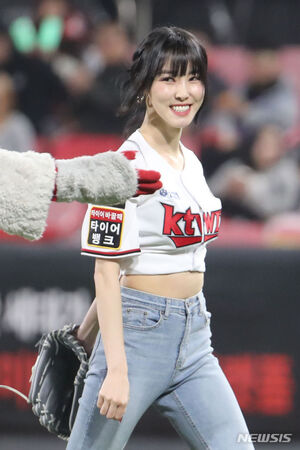 【フォト】ユジュが始球式＝韓国プロ野球プレーオフ第2戦