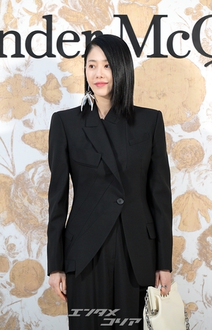 【フォト】コ・ヒョンジョン　黒のパンツスーツで際立つ優雅な美しさ