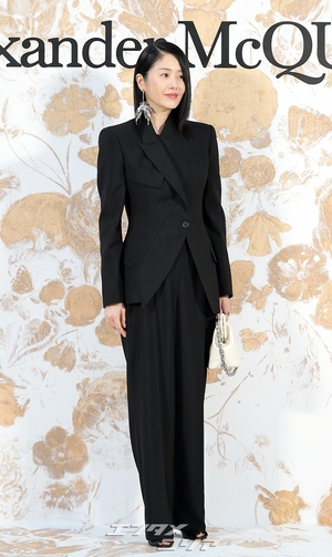 【フォト】コ・ヒョンジョン　黒のパンツスーツで際立つ優雅な美しさ