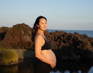 「40歳」ユン・ジンソ妊娠8カ月目マタニティ写真公開 済州島の海で「夫が撮ってくれた」
