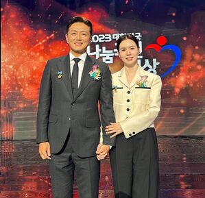 チン・テヒョンとパク・シウン夫妻「分かち合い国民大賞」で首相表彰