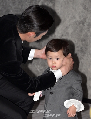 【フォト】フェンシング選手キム・ジュノ、息子と一緒に…フラッシュの洗礼にも鷹揚な態度