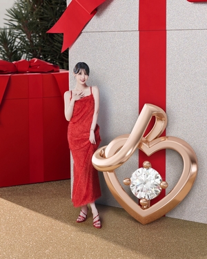 【フォト】IU　深紅のドレスでクリスマス・コーデ…ロマンチックなビジュアル