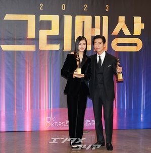 【フォト】ナムグン・ミン＆アン・ウンジン、『恋人』で「2023グリメ賞」最優秀演技者賞受賞