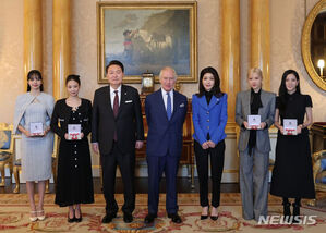 【フォト】尹大統領夫妻、英国王から名誉大英勲章授与されたBLACKPINKとともに