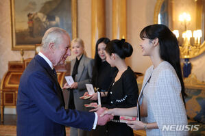 【フォト】尹大統領夫妻、英国王から名誉大英勲章授与されたBLACKPINKとともに