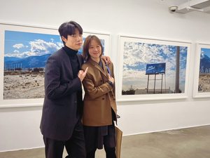 コン・ヒョジンがリュ・ジュンヨルの写真展を訪問…肩を組んで仲良く2ショット