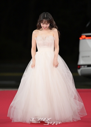 【フォト】パク・ボヨン、淡い杏色のドレスがラブリー＝青龍映画賞