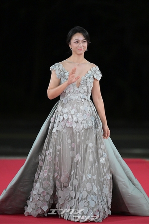 【フォト】タン・ウェイ、透け感のあるシルバードレスが魅惑的＝青龍映画賞