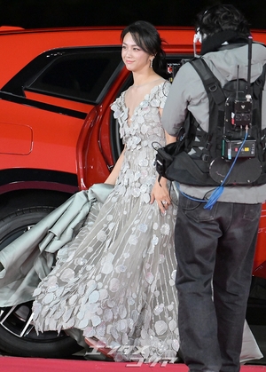 【フォト】タン・ウェイ、透け感のあるシルバードレスが魅惑的＝青龍映画賞
