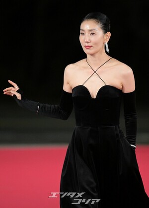 【フォト】キム・ソヒョン、シックな肩出し黒ドレス＝青龍映画賞