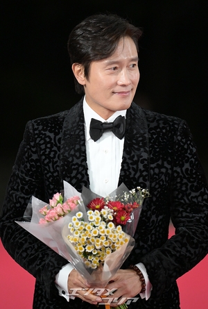 【フォト】イ・ビョンホン、花を抱えた韓流スター＝青龍映画賞