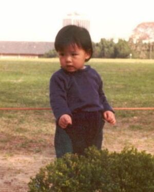 ソン・イェジン、幼少時代の写真公開し「息子の初めての誕生祝いに感謝…わたしより2億万倍かわいい」