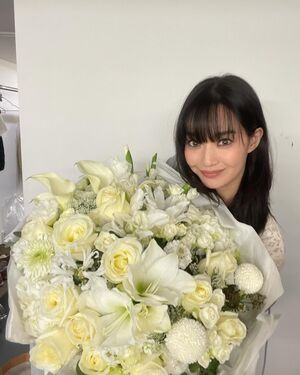 来年40歳のシン・ミナ、大きな花束を抱いて童顔ビジュアルアピール