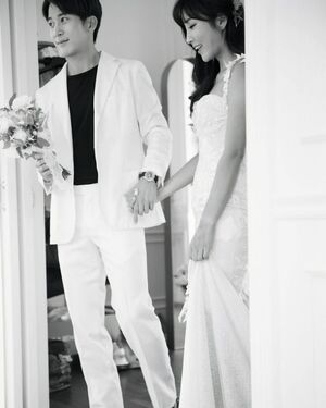 【フォト】イ・ボミ＆イ・ワン、結婚記念日に合わせウエディング写真のオフショット公開