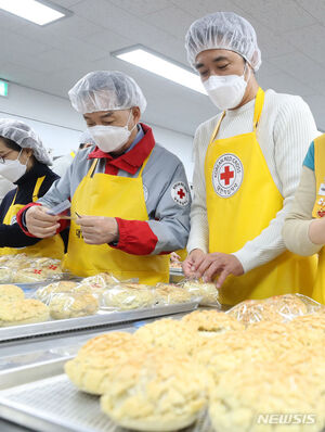 【フォト】アン・ジェウク、大韓赤十字社と製パンのボランティア活動