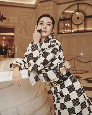 【フォト】44歳チュ・ジャヒョン　フェミニンな春ファッションで魅惑のスタイル