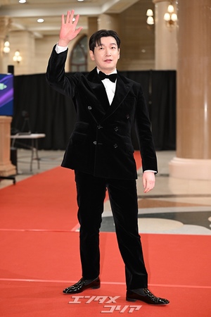 【フォト】紳士的なチョ・スンウ「韓国ミュージカル・アワードに来ました！」