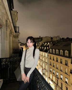 TWICEミナ、パリの夜景より輝く美しさ…バックオープンの装いに視線集中