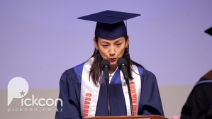イ・ヒョリ、母校・国民大学の卒業式で祝辞 「心の向くままに…自分だけの物語をつくってほしい」