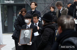 【フォト】大韓民国演劇人葬として執り行われたオ・ヒョンギョンさんの告別式