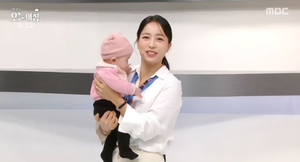 「地上波初の眼鏡アナ」イム・ヒョンジュ、生後5カ月の娘を抱いて生放送に出演し話題