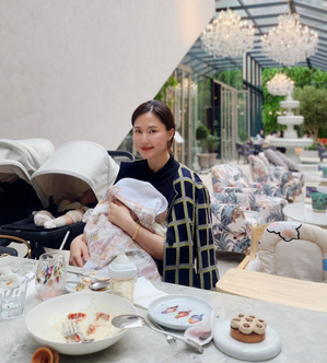 コン・ヒョンジュ、結婚記念日に外食 「子どもたちのため人目を気にしながら食事」