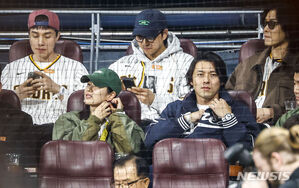 【フォト】ソン・イェジン＆ヒョンビン夫妻、イ・ドンウク、コン・ユが「MLBソウル・シリーズ」観戦