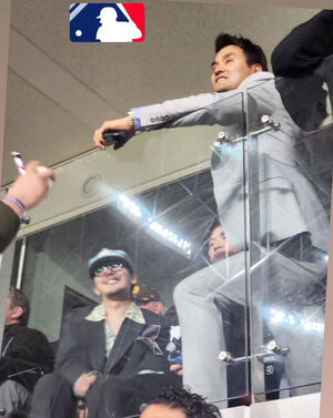 G-DRAGONが朴賛浩さんと「MLBソウル・シリーズ」観戦…VIP席で笑顔