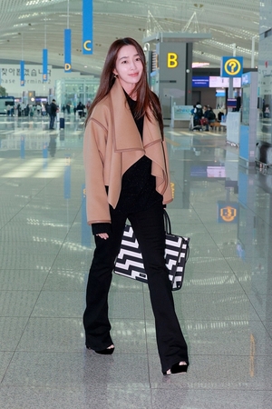 【フォト】「イ・ビョンホンの妻」イ・ミンジョン　出産後も変わらぬ美しさ…ラグジュアリーな空港ファッション