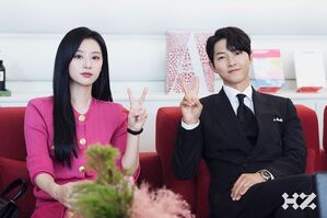 キム・ジウォン×ソン・ジュンギの眼福2ショット 『涙の女王』特別出演オフショット公開